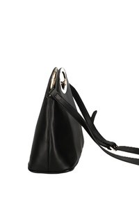 Borsa a tracolla in pelle nera con un design strutturato, caratterizzata da dettagli in metallo argentato e una lunga tracolla regolabile. Texture liscia, senza fantasie.