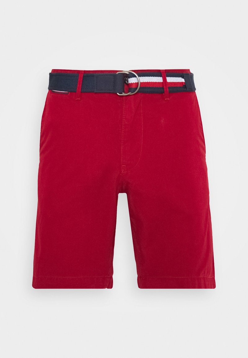 Shorts rouges jusqu'aux genoux avec une ceinture rayée bleu marine, blanche et rouge, dotée d'une boucle double anneau argentée, présentés sur fond blanc.