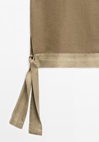Beige linnförkläde knutet i sidan med breda band, med subtila vertikala sydda linjer nära fållen.