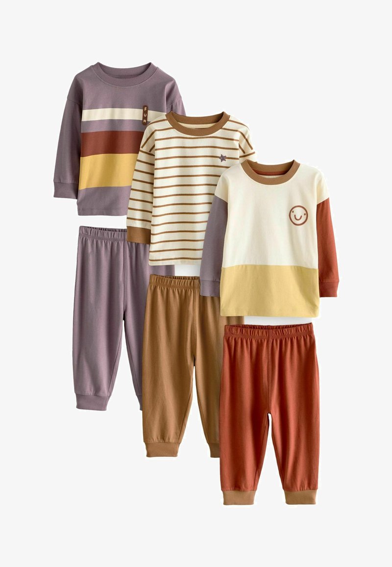 Ensemble de quatre tenues pour enfants comprenant des hauts à manches longues dans des teintes violettes, crème et brunes, associés à des pantalons à taille élastique coordonnés.