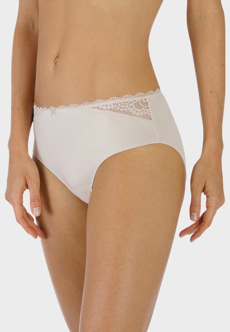 Vita kvinnors trosor med en blommig spetsmidja, som erbjuder en slät tygfinish och en bekväm design med fullare täckning.