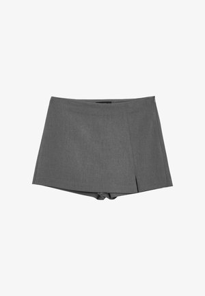 Graue strukturierte Shorts mit maßgeschneidertem Design, ausgestattet mit einem seitlichen Reißverschluss und einem subtilen Faltenwurf für zusätzliche Details. Hergestellt aus einem glatten Stoff.
