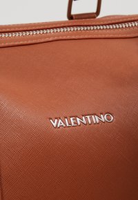 Valentino Bags FILIPPO - Taška na víkend - dark cognac