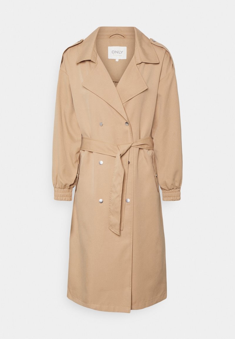 Manteau beige avec un design croisé, ceinture ajustable et accents de boutons. Présente des poignets élastiques et une texture de tissu lisse.