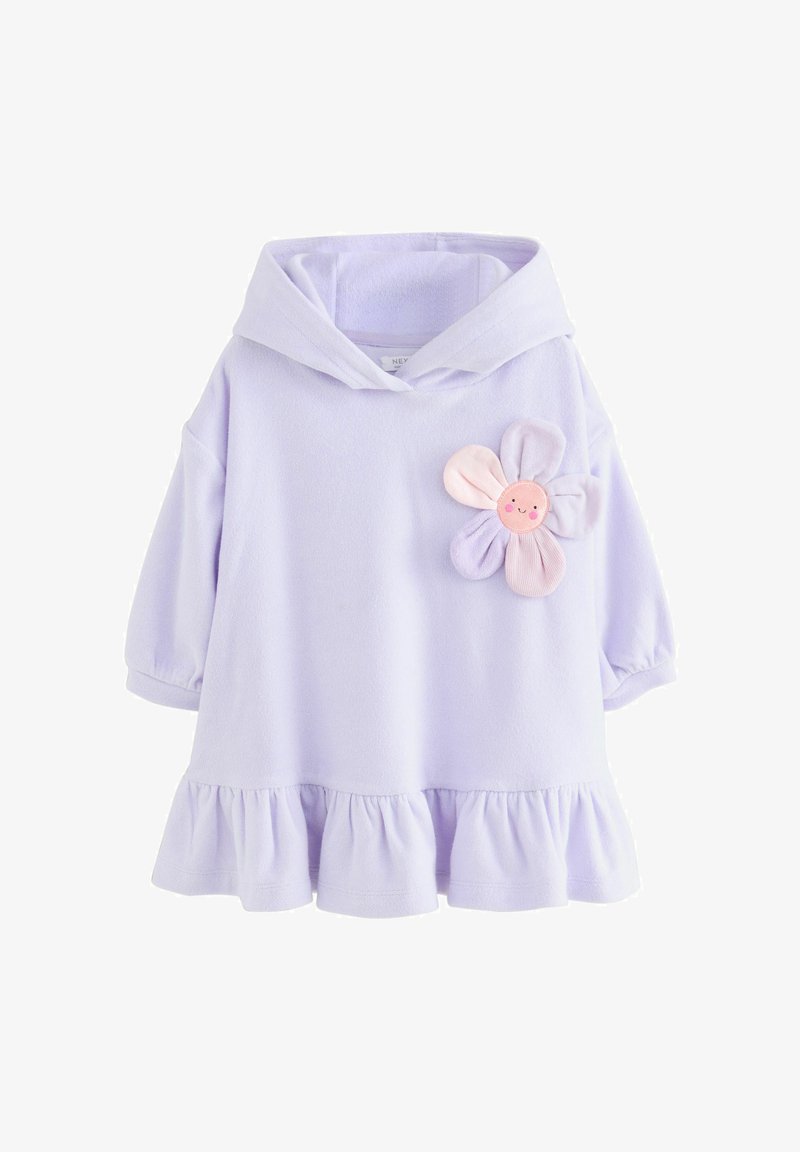 Hellviolettes Kleinkindkleid mit Kapuze, gerafftem Saum und einer lächelnden Stoffblume in Pink und Violett auf der Brust.