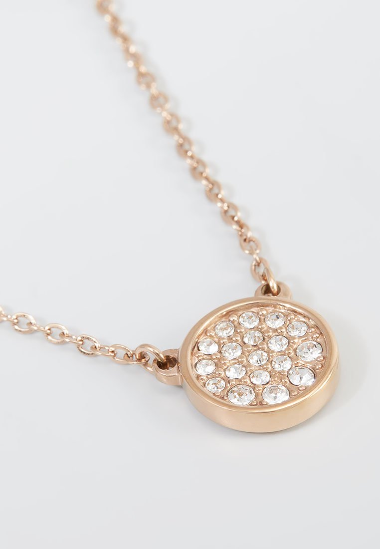 Halskette aus Roségold mit rundem Anhänger, der mit mehreren kleinen klaren Edelsteinen in einem clusterartigen Muster verziert ist.