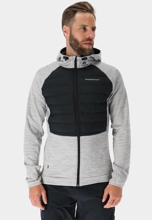 Herrejakke i grå meleret materiale med en sort polstret front. Inkluderer hætte og lynlås hele vejen ned foran. Letvægtig og tætsiddende design.