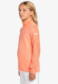 Fleece-Halbzip-Pullover in lebhaftem Korallenrot. Mit gemustertem Oberteil und einfarbigem Unterteil, langen Ärmeln und Frontreißverschluss.