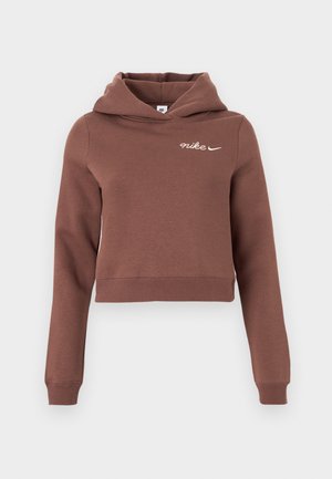 Bruine cropped hoodie met lange mouwen en wit Nike-logo op de bovenste linkerborst, tentoongesteld op een effen lichte achtergrond.