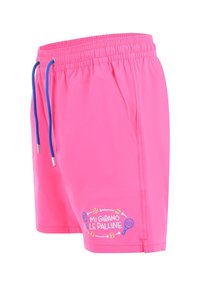 Pantaloni da bagno rosa con vita elastica, lacci blu e tasche laterali. Presentano ricami colorati a tema tennis sul davanti.