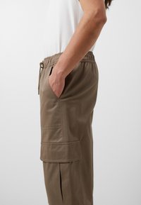 Converse PANT - Cargobroek - mud mask