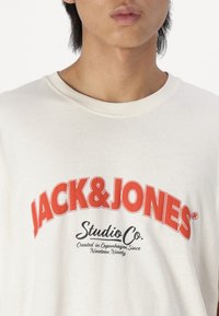 Jack & Jones JORBRONX ARCH BIG TEE  - T-shirts print - bright white\forestriver\mountains\antiquew\black