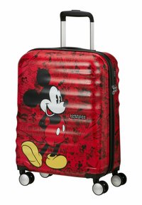 Valigia rigida rossa con grafica di Topolino, quattro ruote, una cerniera nera e un manico estensibile argento.