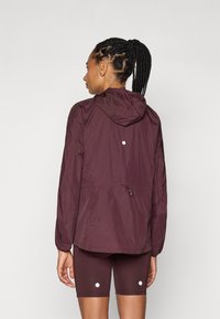 ASICS ROAD PACKABLE JACKET - Windbreaker - dark currant