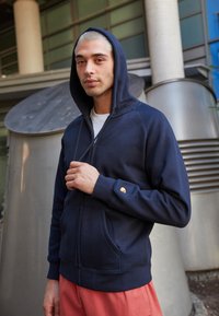 Carhartt WIP HOODED CHASE JACKET - Sweatjacke - dark navy/gold