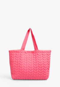 Borsa a spalla trapuntata di un vivace colore rosa brillante con due manici in tessuto. Presenta un motivo a zigzag testurizzato, un ampio interno e una chiusura con cerniera superiore.