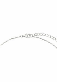 Cadena de plata con un cierre tipo langosta y extensor. Presenta eslabones ovalados uniformes y conectados. Textura suave y superficie reflectante.