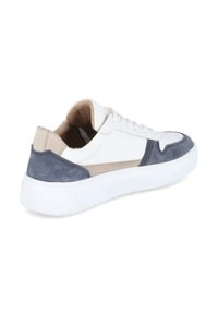Białe sneakersy z niebieskimi i beżowymi akcentami z zamszu, gruba biała gumowa podeszwa, górna część z gładkiej skóry i okrągły czubek. Posiada zapięcie na sznurowadła i wyściełaną kołnierz.