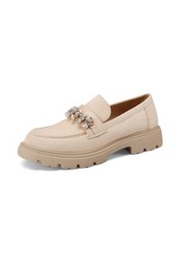 Mocassini in suede beige con suola in gomma. Presentano un elemento decorativo di molteplici cristalli trasparenti su una fascia che attraversa la parte superiore.