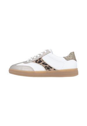 Weiße Sneaker mit metallischer Spitze, Leopardenmuster an der Seitenpartie und beige Akzente; strukturierte Rückendetails und Gummisohle.