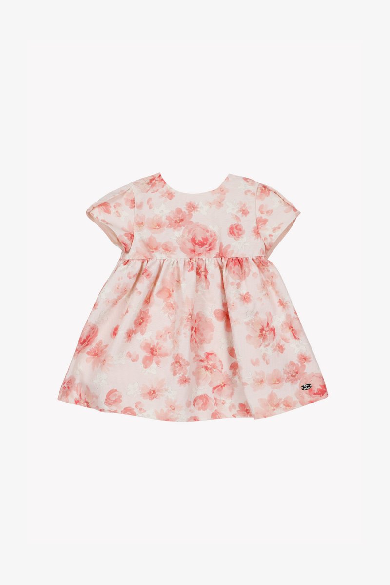 Φλοράλ φόρεμα με στρογγυλή λαιμόκοψη και κοντά μανίκια. Υφασμάτινο σε ανοιχτό ροζ χρώμα με λουλουδάτο μοτίβο σε αποχρώσεις ροδάκινου και κοραλλί. Σχεδιασμός με φουσκωτή φούστα.