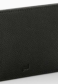 Portafoglio in pelle nera con texture, caratterizzato da una superficie liscia, branding sottile e bordi puliti. Design compatto e rettangolare.