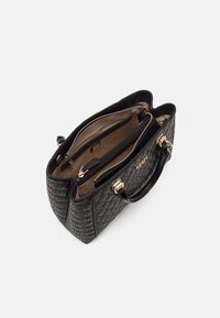 Sort quiltet håndtaske med guldbeklædning, dobbelte topgreb og et opdelt indre med lynlås- og sliplommer.