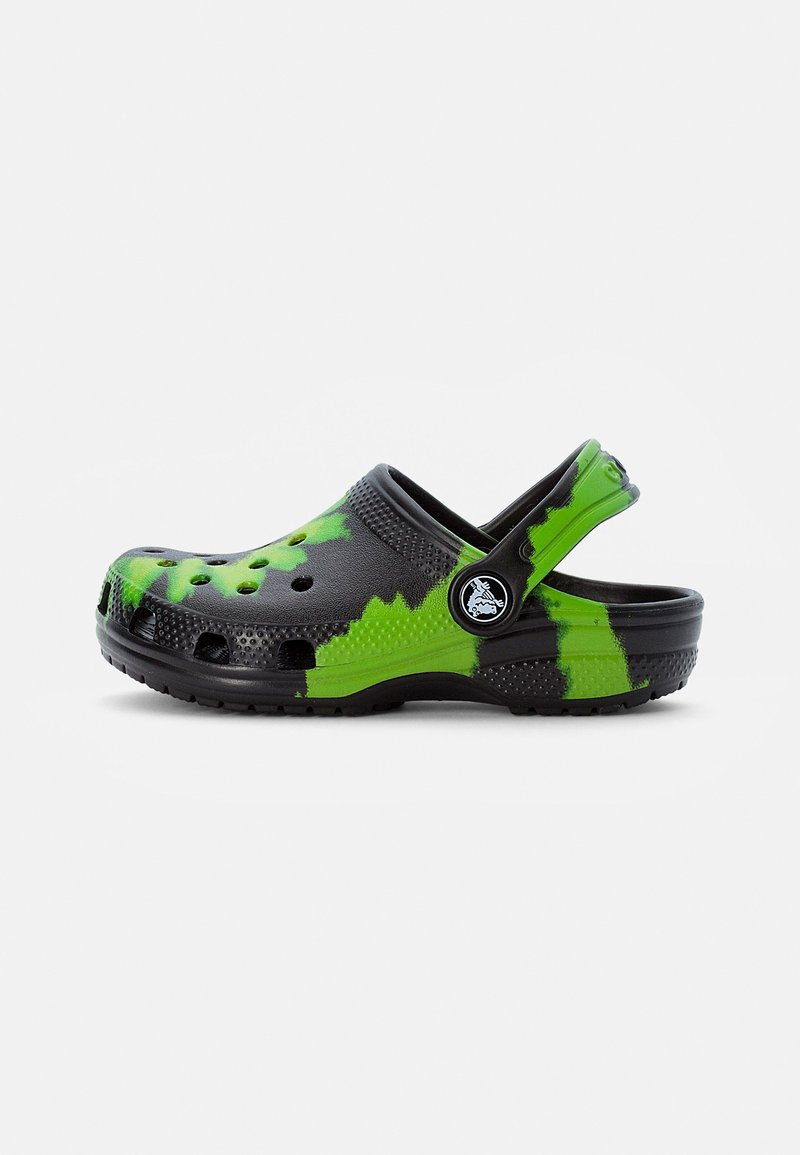 Zuecos de color negro y verde con un diseño estampado, que presentan una puntera redondeada, orificios de ventilación y una correa trasera para un ajuste seguro. Diseño ligero y antideslizante.