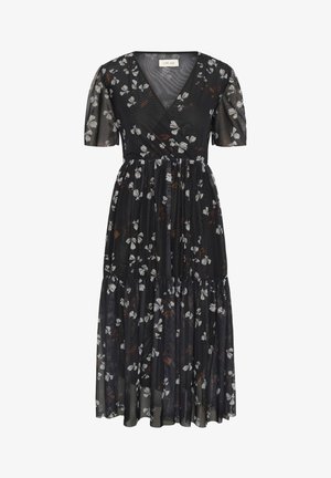 Melna apģērba kleita ar īsām pūšļa piedurknēm, kurai ir ziedu raksts baltā un rūsas krāsā. Svārki ir slāņoti un plūstoši.