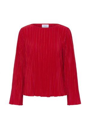 Blusa roja de manga larga con pliegues verticales, escote redondo y ligera abertura en los puños y el dobladillo.