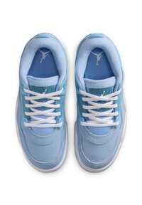 Helleblaue Sneaker mit einer glatten Oberfläche und Mesh-Akzenten, ausgestattet mit weißen Schnürsenkeln und einem Jordan-Logo auf der Zunge und den Innensohlen.