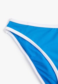 Błękitny dół bikini z białymi akcentami. Gładki, elastyczny materiał o niskim stanie, z zaprojektowanymi bocznymi panelami.