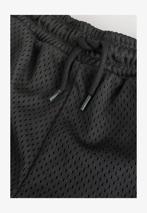 Zwarte mesh shorts met een koord in de taille, voorzien van kleine perforaties voor ademend vermogen en een gladde textuur.