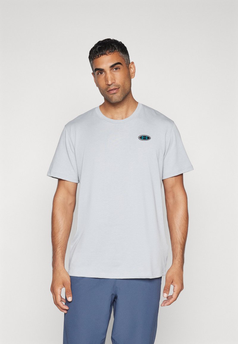 Under Armour HEAVYWEIGHT LEFT CHEST PATCH - Basic T-shirt - mod gray medium heather/black