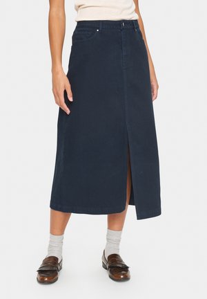 Navyblauwe katoenen midi-rok met een voorkeursplit, ceintuurlussen en zijzakken. Stevige textuur met een rechte snit en een klassiek ontwerp.