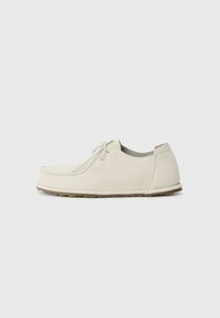 Pantof gri deschis din suede, cu vârf rotunjit, design minimalist, șnururi și talpă din cauciuc texturat. Toc plat și căptușeală interioară netedă.