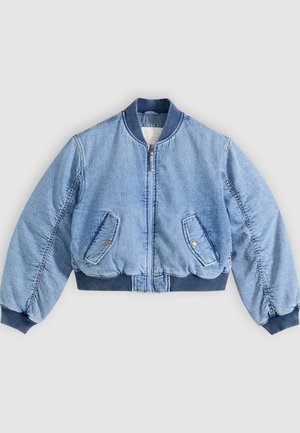 Veste bomber en denim bleu clair avec col, poignets et ourlet côtelés bleu marine, fermeture éclair à l'avant et deux poches à rabat avec boutons-pression.