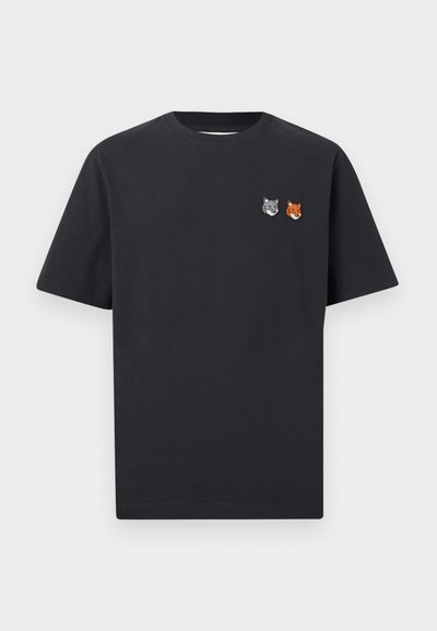 Μαύρο κοντομάνικο T-shirt με μικρές κεντημένες κεφαλές λύκου και αλεπούς στην αριστερή πλευρά του στήθους.