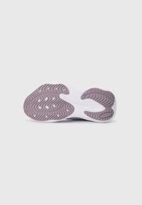 Semelle de chaussure avec des motifs de bande de roulement texturés gris et une semelle intermédiaire blanche, inclinée pour afficher le design de la traction et l'étiquette "PROTREAD".