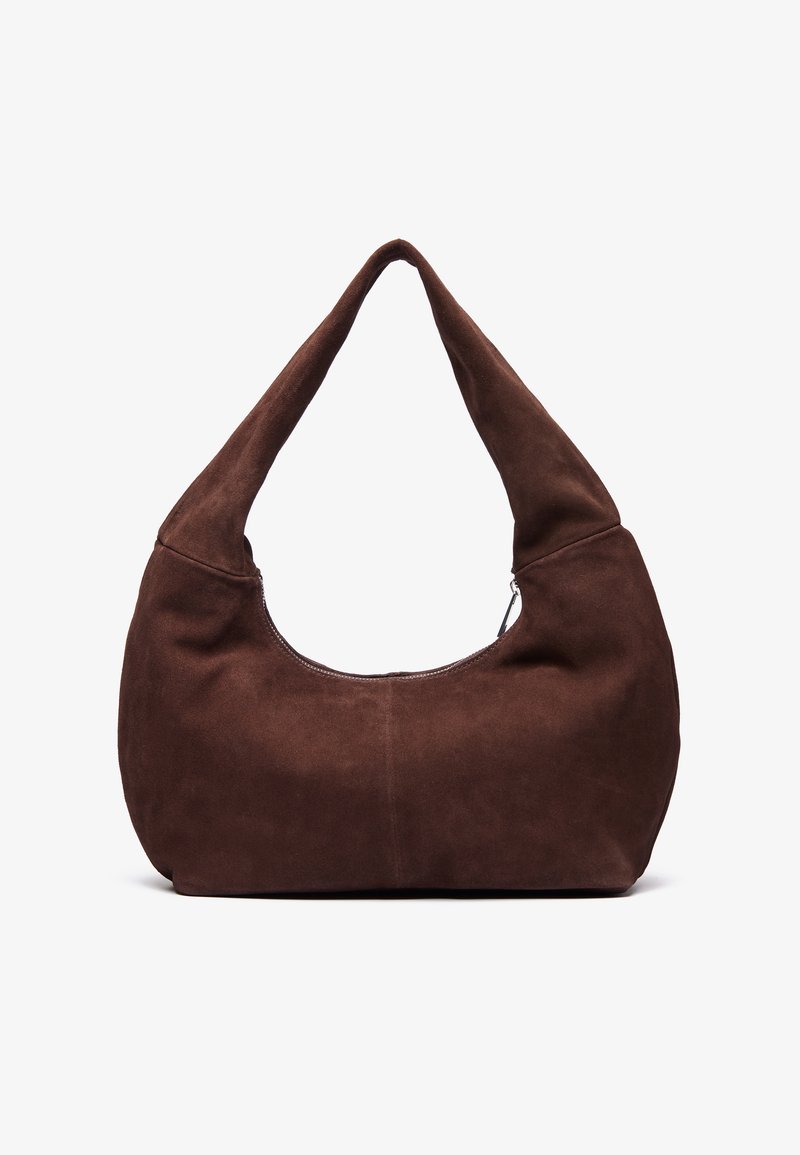 Bruin suède hobo tas met een gebogen, brede handgreep en een grote opening. Zachte textuur met zichtbare stiksels langs de randen.