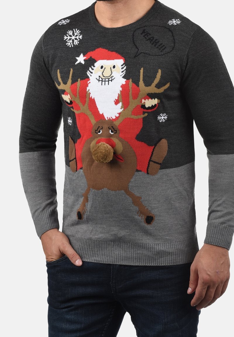 Pull en tricot gris foncé avec un motif de Santa et de renne, accentué par des flocons de neige blancs et un pompon brun et duveteux sur le renne.