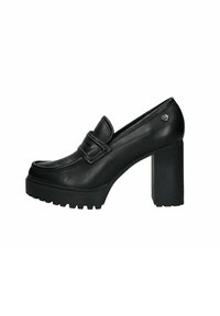 Loafer con tacco in pelle nera, caratterizzato da una piattaforma chunky e una suola in gomma testurizzata. Presenta una fascia decorativa e un accento metallico sul lato.