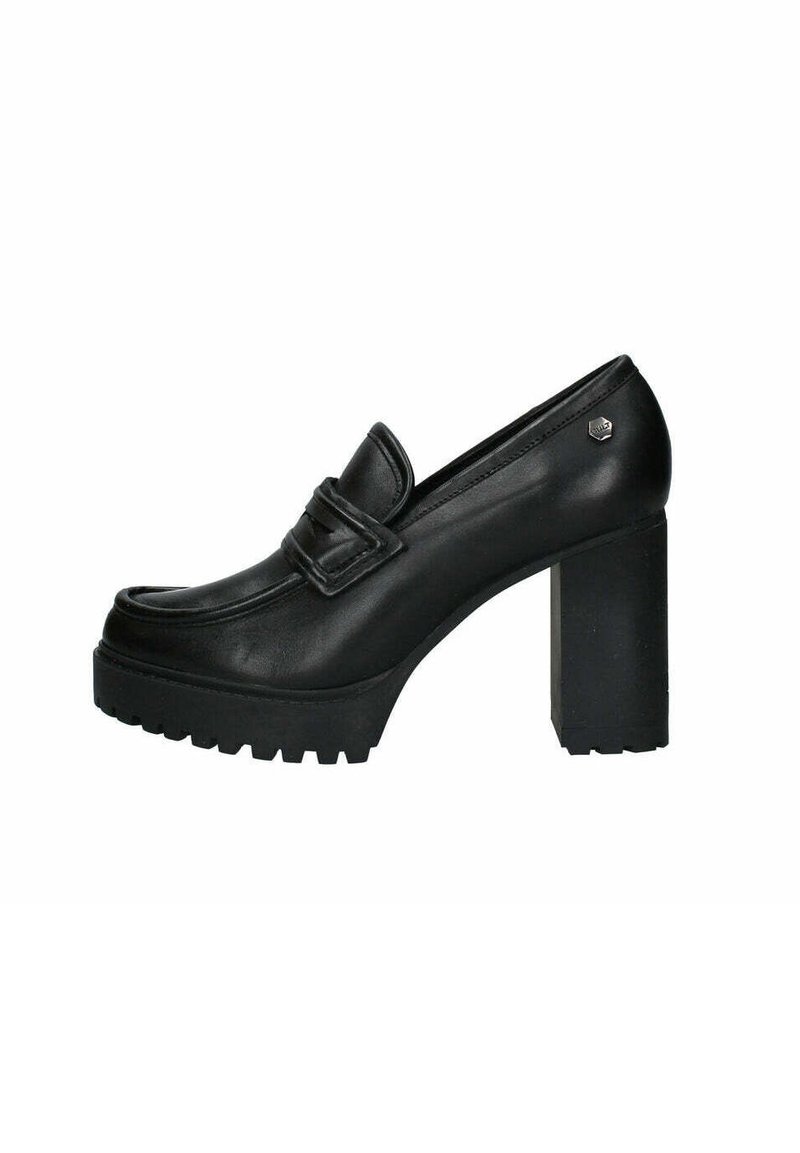 Loafer con tacco in pelle nera, caratterizzato da una piattaforma chunky e una suola in gomma testurizzata. Presenta una fascia decorativa e un accento metallico sul lato.