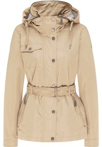 Beige waterdichte jas met een ritssluiting op de capuchon, een ceintuur in de taille en een drukknoopsluiting. Heeft een borstzak en twee zijzakken met rits.