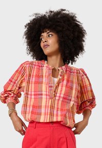Camicia a quadratini, con bottone, nei toni di rosa, arancione e giallo, dalla vestibilità rilassata, con maniche a sbuffo e colletto alla coreana.