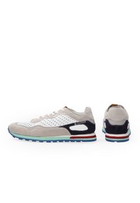 Graue und weiße Wildleder-Sneaker mit Netzpaneelen, einer mehrfarbigen Gummisohle und marineblauen Akzenten; verfügen über eine abgerundete Zehenform und ein Schnürsystem.