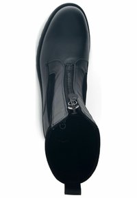 Zwarte leren enkelboot met ritssluiting, elastische zijpanelen, ronde neus en een gladde textuur, ontworpen voor gemakkelijk aan- en uittrekken.