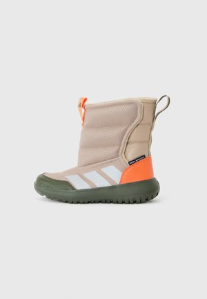 Bota isolada bege com parte superior acolchoada, detalhes em laranja e oliva, sola de borracha e três riscas brancas na lateral. Adequada para condições de inverno.