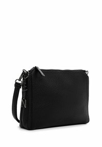 Bolso cruzado de cuero negro que presenta una superficie texturizada, herrajes plateados, correa ajustable y un cierre con cremallera que incluye detalle de marca.