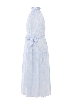 Jasnoniebieska sukienka na szyję z kwiatową koronkową warstwą, marszczonym dekoltem, przewiązanym w talii paskiem oraz zwiewną, warstwową spódnicą z poziomymi paskami.